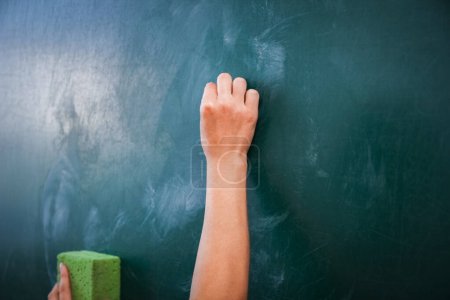 Téléchargez les photos : Des mains élégantes avec de la craie écrit sur le tableau noir à l'école retour à l'arrière-plan scolaire - en image libre de droit