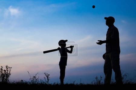 Téléchargez les photos : Enfant heureux avec parent jouant concept de baseball dans le parc dans la nature - en image libre de droit