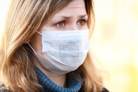 Foto de Mujer enmascarada contra la protección del aire contaminada con kronavirus - Imagen libre de derechos