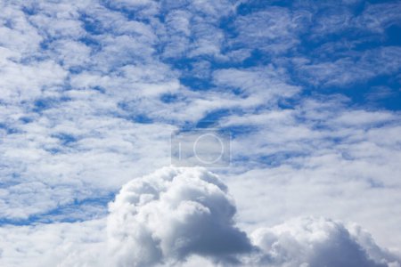 Téléchargez les photos : Ciel bleu nuages blancs sur fond de temps d'été nature - en image libre de droit