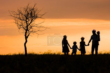 Photo pour Happy silhouette familiale sur la nature en arrière-plan du parc - image libre de droit