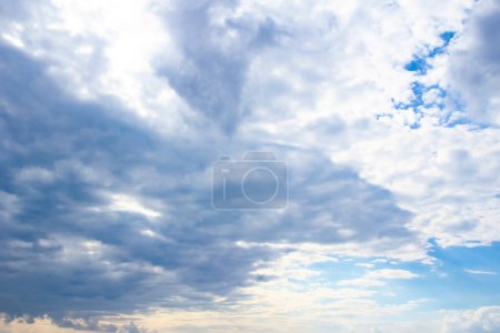 Foto de Cielo azul nubes blancas en la naturaleza verano clima fondo - Imagen libre de derechos