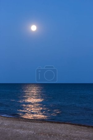 Foto de Luna con reflexión junto al mar sobre el fondo natural - Imagen libre de derechos