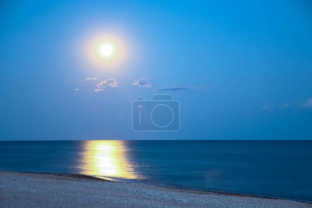 Téléchargez les photos : Lune avec réflexion par la mer sur fond de nature - en image libre de droit