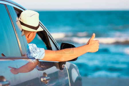 Téléchargez les photos : Gars heureux dans la voiture par la mer dans la nature en voyage de vacances - en image libre de droit