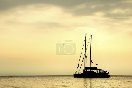 Photo pour Beau yacht naviguant dans le fond silhouette de la mer - image libre de droit