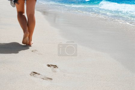 Foto de Hermosos rastros con pies cerca del mar en el fondo de la naturaleza - Imagen libre de derechos