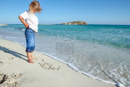 Téléchargez les photos : Enfant heureux au bord de la mer en plein air - en image libre de droit