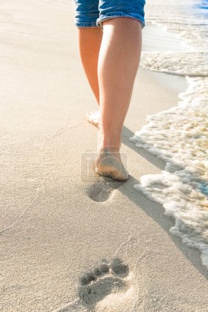 Foto de Hermosos rastros con pies cerca del mar en el fondo de la naturaleza - Imagen libre de derechos