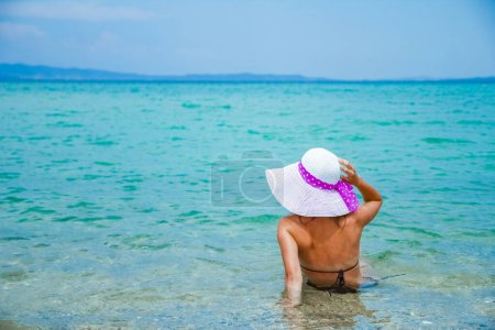Téléchargez les photos : Fille heureuse en mer en Grèce sur sable nature - en image libre de droit