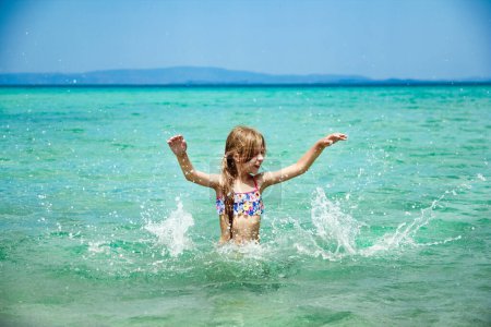 Téléchargez les photos : Heureux enfant en mer en Grèce joue dans la nature - en image libre de droit