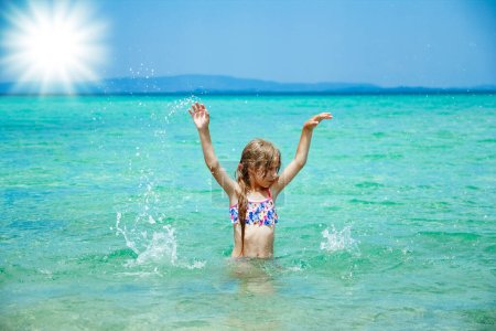 Téléchargez les photos : Heureux enfant en mer en Grèce joue dans la nature - en image libre de droit