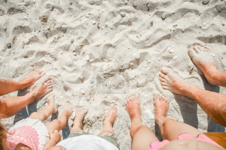 Foto de Hermosas piernas en la arena junto al mar - Imagen libre de derechos