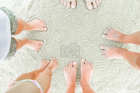 Photo pour Belles jambes sur le sable au bord de la mer - image libre de droit