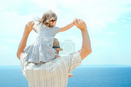 Foto de Manos de padres felices y niños en el mar en el fondo de viaje en Grecia - Imagen libre de derechos