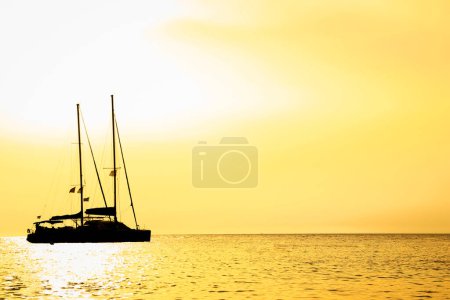 Téléchargez les photos : Beau yacht naviguant dans le fond silhouette de la mer - en image libre de droit