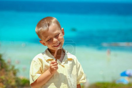 Foto de Niño feliz con helado junto al mar en la naturaleza en el viaje al parque - Imagen libre de derechos