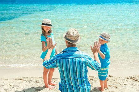 Téléchargez les photos : Parent avec enfants dans la nature dans le parc près de la mer fond de voyage - en image libre de droit