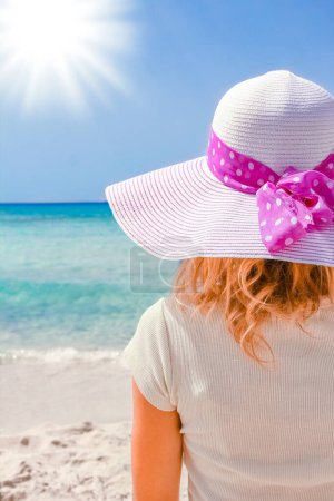 Foto de Chica feliz en sombrero en la orilla del mar en la naturaleza de Chipre - Imagen libre de derechos