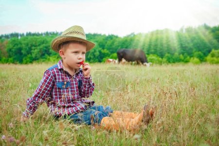 Téléchargez les photos : Heureux bébé cow-boy dans la nature - en image libre de droit