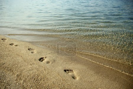 Foto de Pies y huellas junto a la orilla del mar en la naturaleza viajes vacaciones fondo - Imagen libre de derechos
