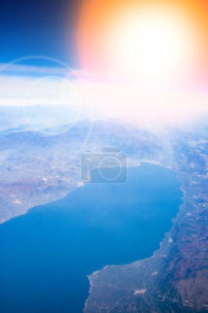 Téléchargez les photos : Belle terre et mer à partir d'un fond d'avion fenêtre - en image libre de droit