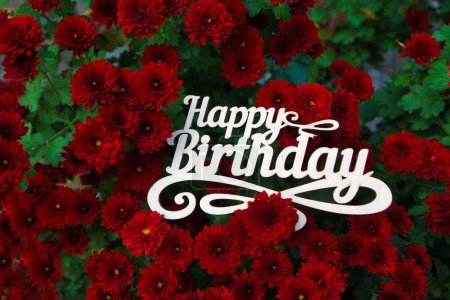 Téléchargez les photos : Bonne assiette d'anniversaire fleurs de chrysanthème - en image libre de droit
