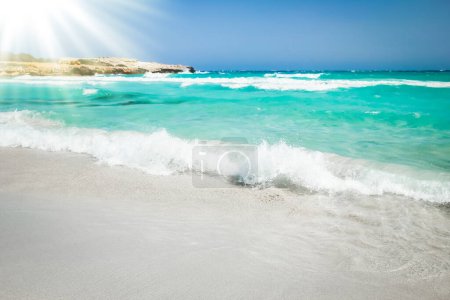 Téléchargez les photos : Belle plage avec des vagues dans la nature du fond - en image libre de droit