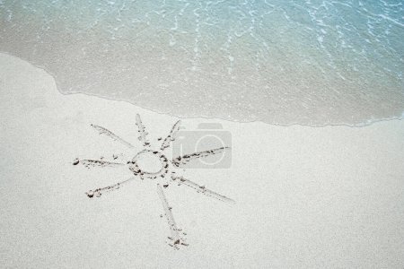 Téléchargez les photos : Beau dessin sur le sable près du fond de la mer - en image libre de droit