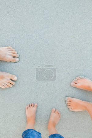 Foto de Hermosas piernas en la arena cerca del mar en el fondo de la naturaleza - Imagen libre de derechos