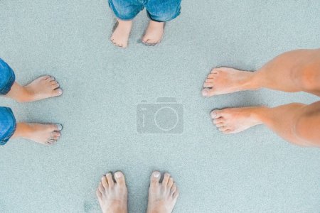 Téléchargez les photos : Belles jambes sur le sable près de la mer sur fond de nature - en image libre de droit