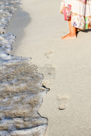 Foto de Hermosas huellas con pies en el fondo de la arena - Imagen libre de derechos