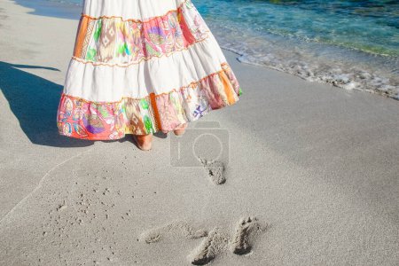 Foto de Hermosas huellas con pies en el fondo de la arena - Imagen libre de derechos