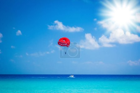 Téléchargez les photos : Sur le parachute au bord de la mer en plein air - en image libre de droit