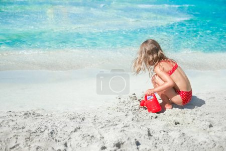 Téléchargez les photos : Enfant heureux jouant au bord de la mer à l'extérieur - en image libre de droit