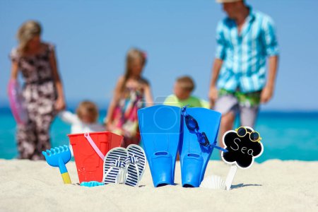 Foto de Familia feliz cerca del mar en la naturaleza con zapatillas viaje vacaciones - Imagen libre de derechos