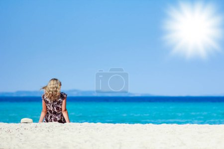 Foto de Chica feliz de vacaciones en el mar en el fin de semana - Imagen libre de derechos