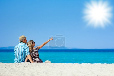 Téléchargez les photos : Bon couple en vacances à la mer le week-end - en image libre de droit