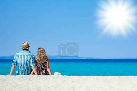 Téléchargez les photos : Bon couple en vacances à la mer le week-end - en image libre de droit