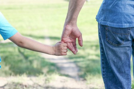 Téléchargez les photos : Mains de parent et concept d'enfant ensemble - en image libre de droit