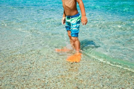 Foto de Niño feliz junto al mar en la naturaleza en el viaje al parque - Imagen libre de derechos