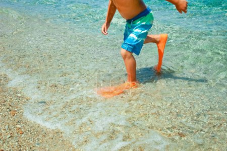 Téléchargez les photos : Enfant heureux au bord de la mer dans la nature dans le voyage du parc - en image libre de droit