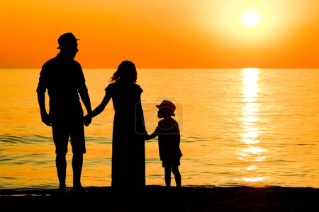 Foto de Familia feliz junto al mar en la naturaleza silueta viaje de fin de semana - Imagen libre de derechos