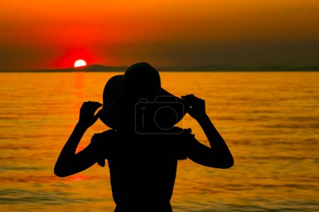 Téléchargez les photos : Fille heureuse au bord de la mer dans la nature silhouette week-end Voyage - en image libre de droit