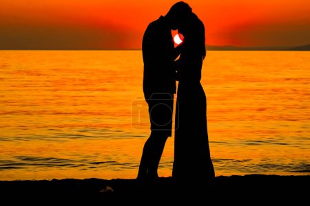 Téléchargez les photos : Couple heureux au bord de la mer dans la nature silhouette week-end Voyage - en image libre de droit