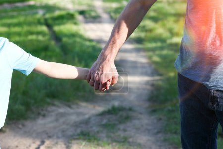 Téléchargez les photos : Mains parents et enfant concept de marche famille - en image libre de droit