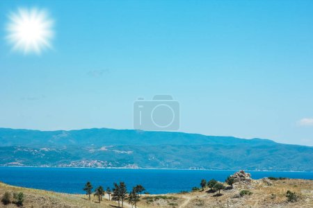 Téléchargez les photos : Beau yacht caravane en mer sur fond de nature grecque - en image libre de droit