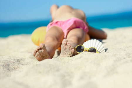 Foto de Pies de un niño feliz cerca de la orilla del mar en la naturaleza viaje de fin de semana - Imagen libre de derechos