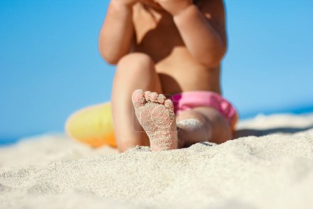 Foto de Pies de un niño feliz cerca de la orilla del mar en la naturaleza viaje de fin de semana - Imagen libre de derechos
