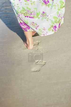 Foto de Huellas y pies a lo largo de la orilla del mar en la naturaleza viaje de fin de semana - Imagen libre de derechos